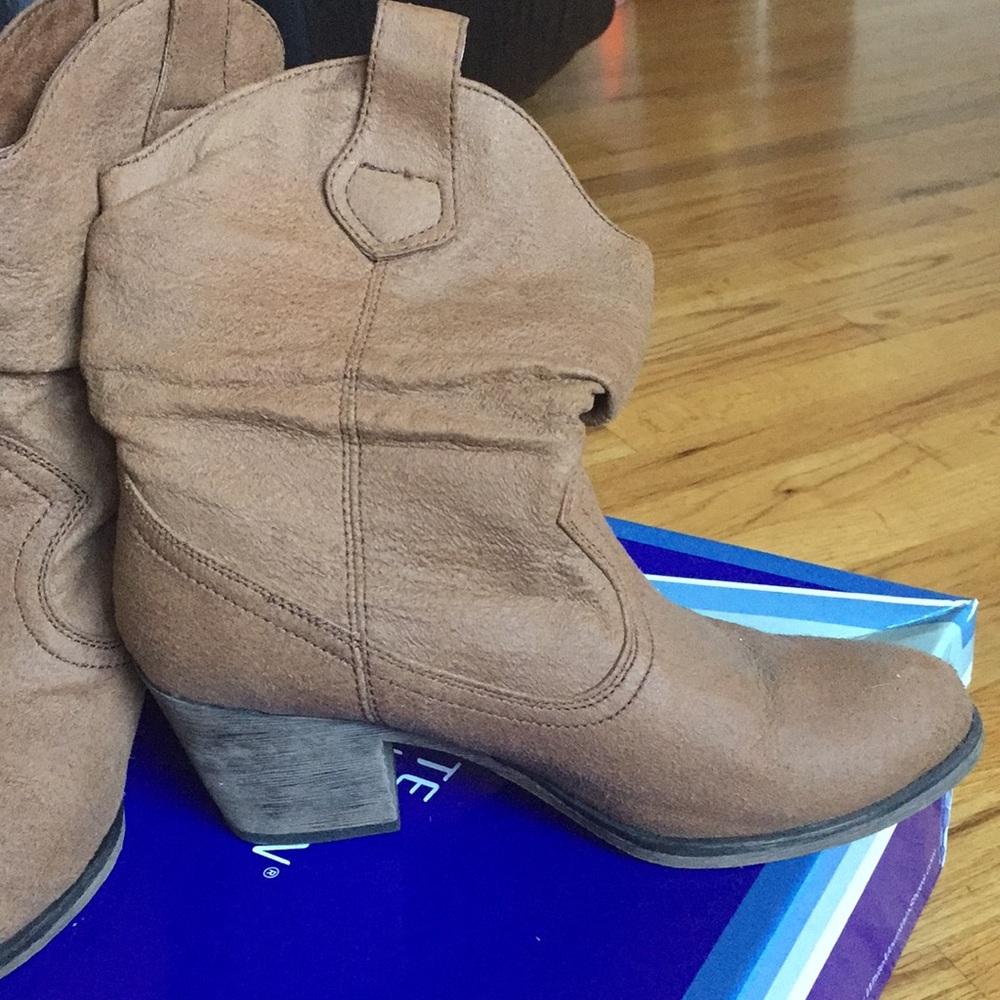 Boots - Picture 3 of 4
